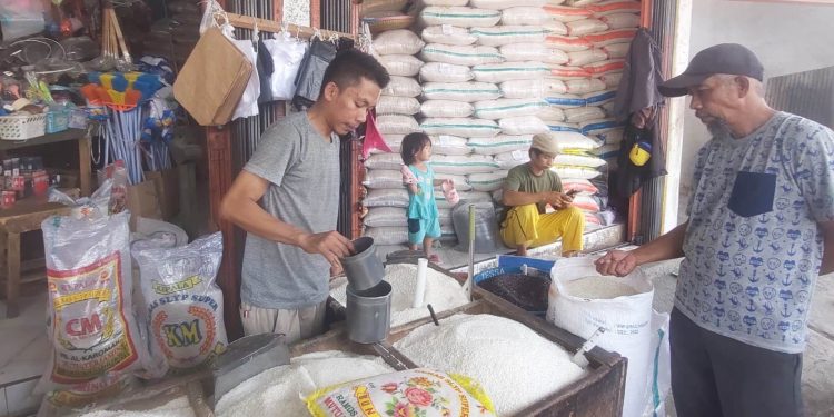 Pedagang dan Pembeli Mengeluh, Harga Beras di Kota Serang Masih Tinggi