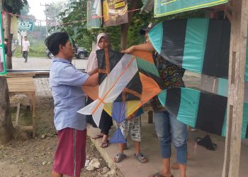 Berawal dari Iseng, Penjual Layangan Peteng di Lebak Ini Ketiban Rezeki