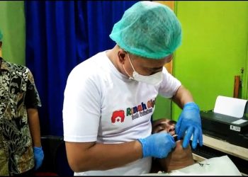 Warga Lebak Pasang Gigi Tiruan Gratis
