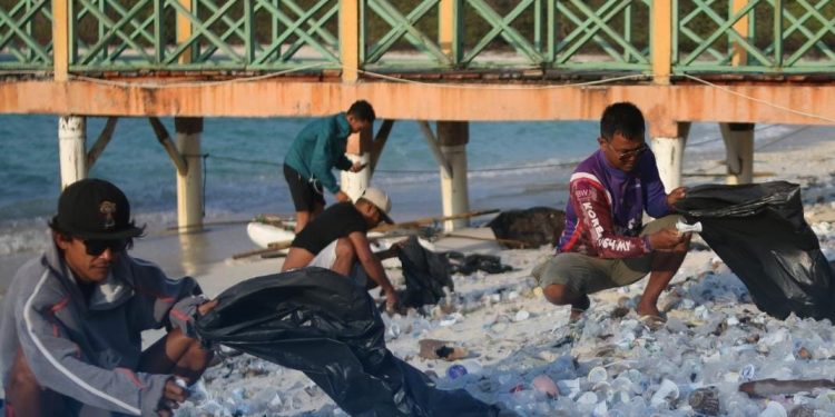 World Cleanup Day, Balai TNUK Bersihkan Sampah di Pulau Panaitan