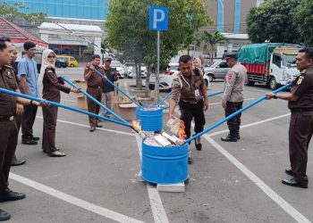 Kejari Serang Musnahkan Barang Bukti 32 Perkara Pidana Umum
