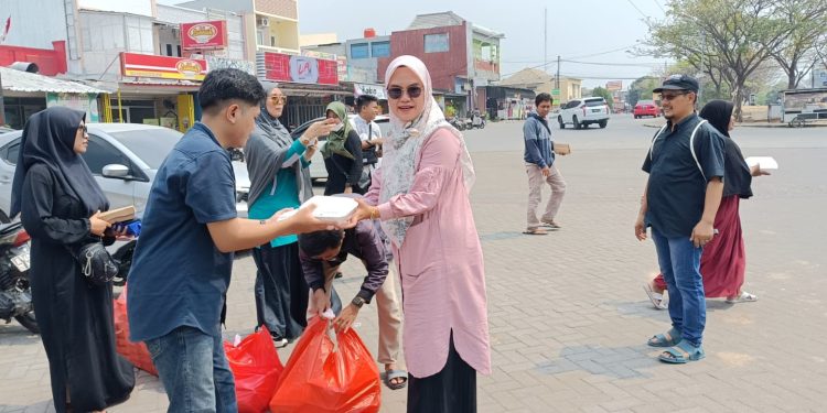 Karang Taruna Kelurahan Cibeber Bagi-bagi Nasi