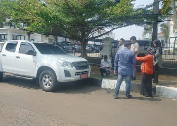 Sisir Parkiran, Petugas Samsat Pandeglang Temukan Mobil Plat Merah di Pandeglang Nunggak Bayar Pajak&nbsp;