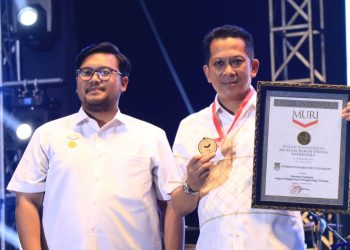 Bagikan 3.901 Kartu Diskon Belanja, Pemkab Tangerang Diganjar Rekor MURI