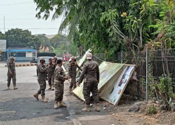 Satpol PP Cilegon Tertibkan Ratusan APK dan APS