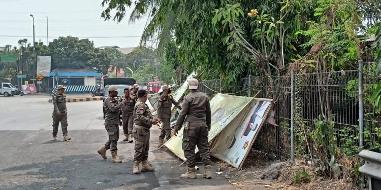 Satpol PP Cilegon Tertibkan Ratusan APK dan APS