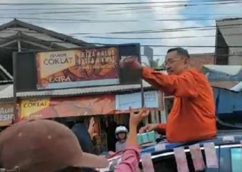 Rayakan Maulid Nabi, Pengusaha Pandeglang Bagi-bagi Uang di Jalan