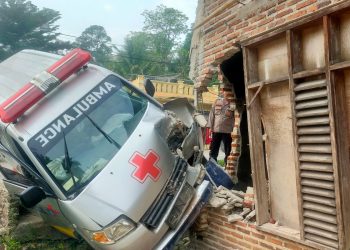 Ambulan Desa Tabrak Rumah Warga di Padarincang, Pengendara Motor Nyaris Diseruduk