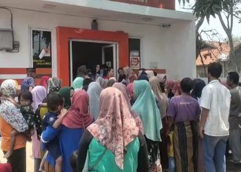 Ratusan Warga Lebak Antre Pembagian Bantuan Keluarga Rawan Stunting