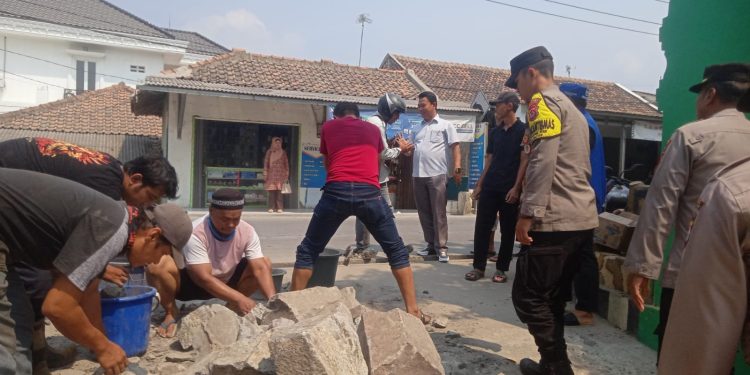 ‘Segel’ Batu di Halaman SDN 4 Anyer Sudah Dibersihkan