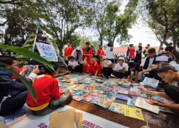 Anak-anak Lebak Antusias Belajar Membaca di Lapak Buku Gratis