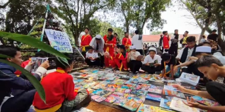 Anak-anak Lebak Antusias Belajar Membaca di Lapak Buku Gratis