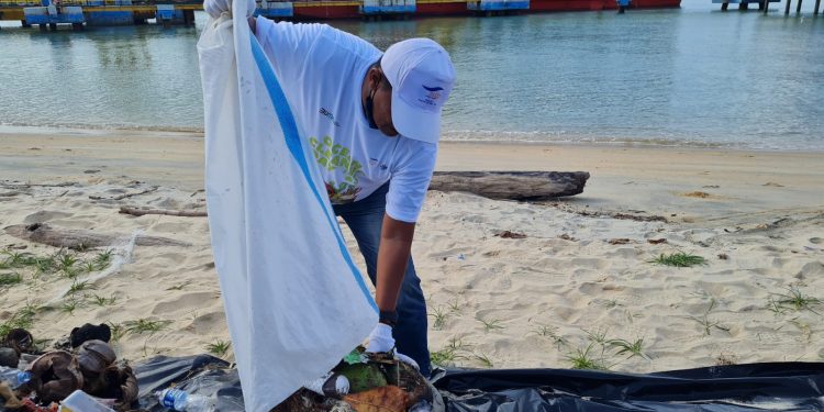 ASDP Reduksi 2,09 Ton Emisi Karbon Dengan Tangani 560 Kg Sampah Botol Plastik