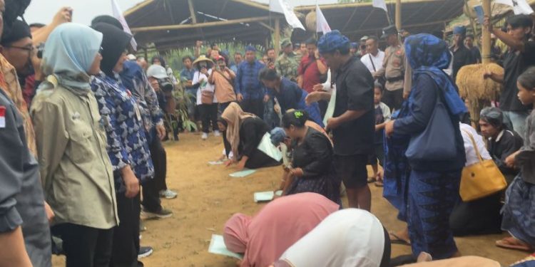 Dapat Sertifikat Tanah Eks HGU, Warga Baduy Nangis dan Sujud Syukur