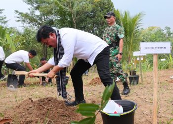 Menteri ATR/Kepala BPN Tanam Pohon Durian di Gunung Aten