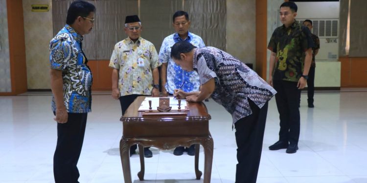 Pemkot Tangerang Lantik Tatang Sutisna Jadi Komisaris PT TNG
