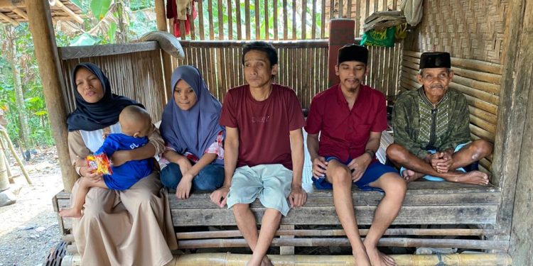 Bapak dan Lima Anaknya Secara Berturut-turut Mengalami Kebutaan