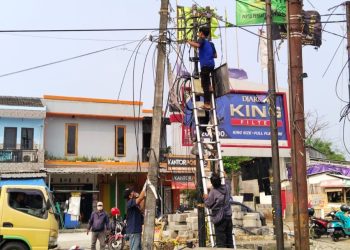 Ganggu Jalan, Tiang Kabel Milik PLN dan Telkom Dipindahkan