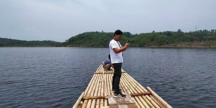 Keseruan Getek Bambu di Kampung Tenggelam Bendungan Karian