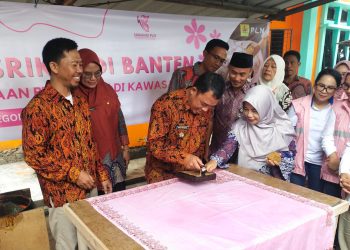 Tingkatkan Ekonomi Keluarga, Emak-emak di Cibeber Dilatih Membatik dan Menjahit oleh PLN