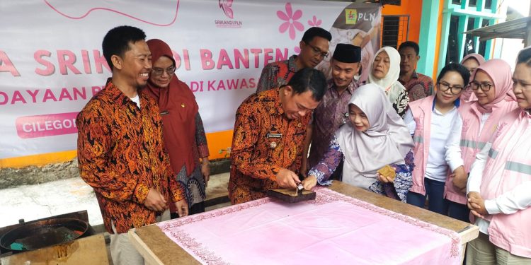 Tingkatkan Ekonomi Keluarga, Emak-emak di Cibeber Dilatih Membatik dan Menjahit oleh PLN