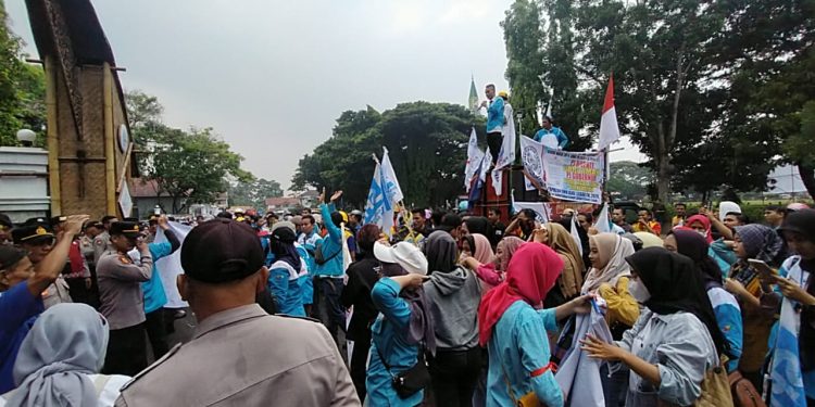 Protes Kenaikan UMK, Ratusan Buruh Demo di Pendopo Bupati Lebak