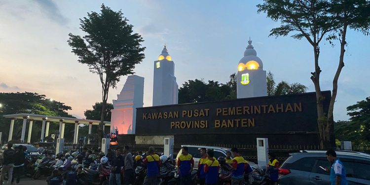 Jelang Penetapan UMK, Ribuan Buruh Kepung KP3B