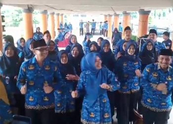 Bupati dan Wabup Pandeglang&nbsp; Menari Ria bersama Tim Paduan Suara Korpri