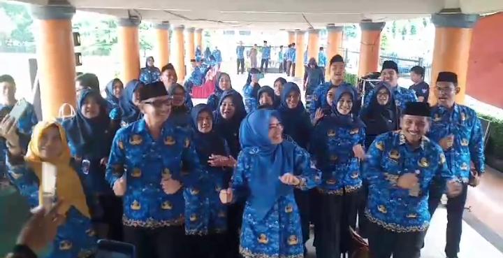 Bupati dan Wabup Pandeglang Menari Ria bersama Tim Paduan Suara Korpri