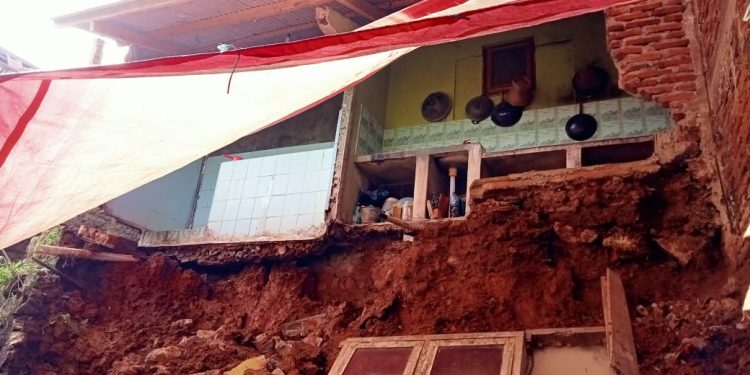 Hujan Deras, Satu Rumah di Bayah Longsor