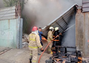Lapak Limbah Plastik di Kosambi Tangerang Tangerang Ludes Terbakar