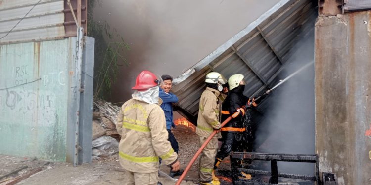 Lapak Limbah Plastik di Kosambi Tangerang Tangerang Ludes Terbakar