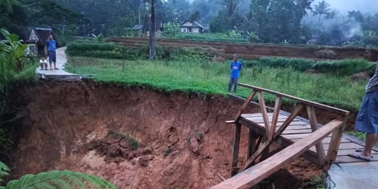 Longsor, Jalan Cipayung Terputus, Satu Sekolah di Lebak Terisolasi