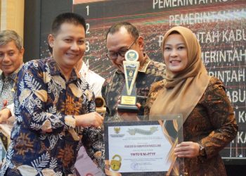 Bupati Irna Terima Piagam Penghargaan dari KI Banten