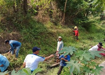 Ratusan Karyawan KS Group Gotong Royong Bersihkan Sungai di Kubangsari