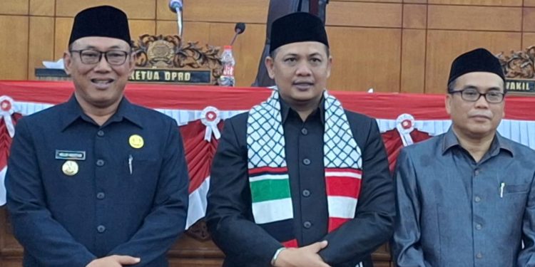 Ketua DPRD Cilegon Gunakan Syal Palestina Saat Pimpin Paripurna