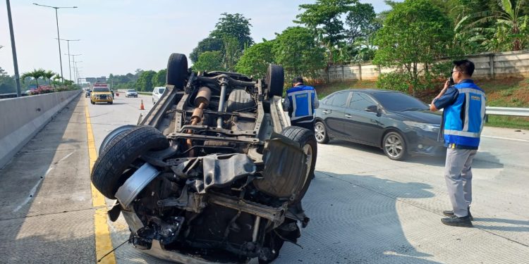 Toyota Rush Terguling di Tol Kunciran-Serpong, Pagi Ini
