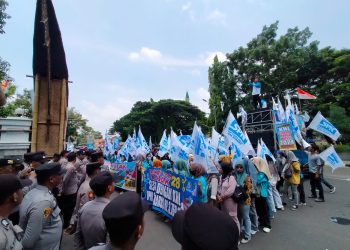 Tuntut Kenaikan Upah 2024, Puluhan Buruh Demo di Kantor Pemkab Lebak