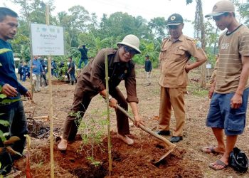 Warga Ciomas Dapat Bantuan Bibit 18 Jenis Pohon Buah, Munjang Lokasi Wisata di Desa Cisitu