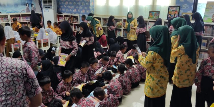 Puluhan Anak Semangat Kunjungi Perpustakaan Banten
