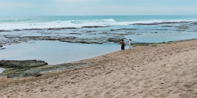 Wisatawan Diimbau Waspada Gelombang Tinggi di Pantai Selatan Lebak