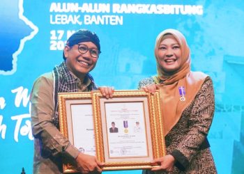 Bupati Irna Raih Lencana Bakti dari Menteri Desa PDTT