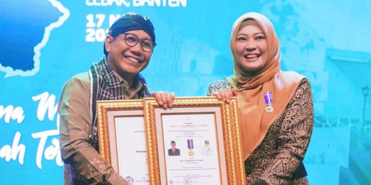 Bupati Irna Raih Lencana Bakti dari Menteri Desa PDTT
