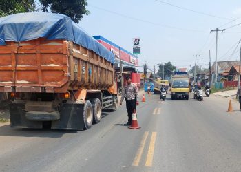 Kecelakaan di Depan Kantor Basarnas Banten, Minibus dan Motor Dihantam Ban Truk yang Copot
