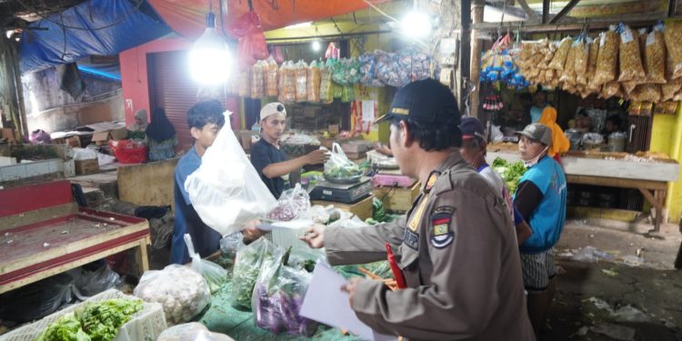 Kosongkan Pasar Kutabumi, Satpol PP Berikan Surat Teguran Kedua ke Pedagang