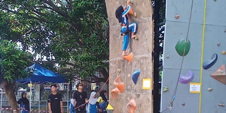 80 Peserta Berebut Prestasi di Arena Wall Climbing Alun-Alun Barat Pandeglang