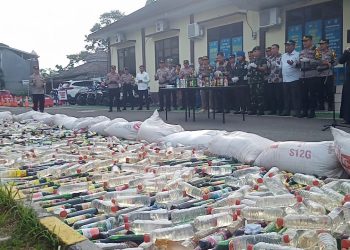 1.012 Botol Miras Dimusnahkan Polres Pandeglang Jelang Nataru