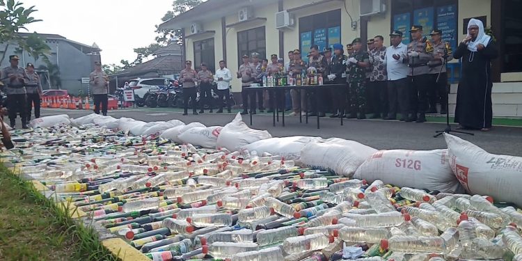 1.012 Botol Miras Dimusnahkan Polres Pandeglang Jelang Nataru