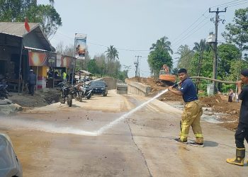 Polsek Pulosari dan BPBDPK&nbsp; Pandeglang Bersihkan Debu dan Kerikil di Tanjakan Bangangah