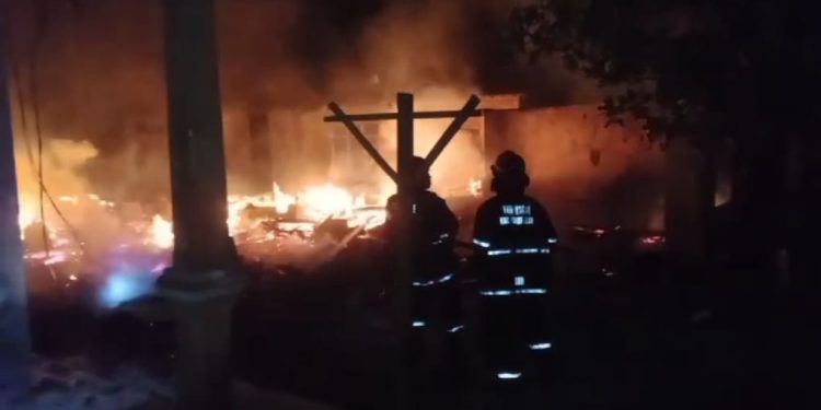 Rumah Milik Warga Cimanuk Hangus Terbakar